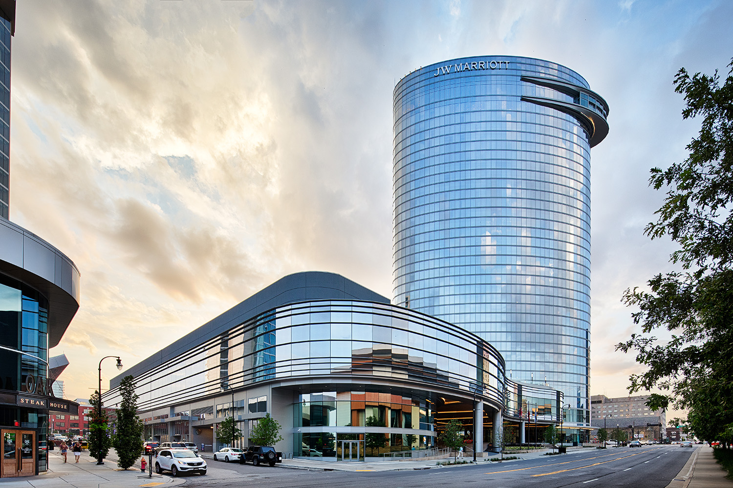 Glass-Clad Bev Host Hotel، JW Marriott Nashville، ويضم نظام جدار نافذة عالية الأداء