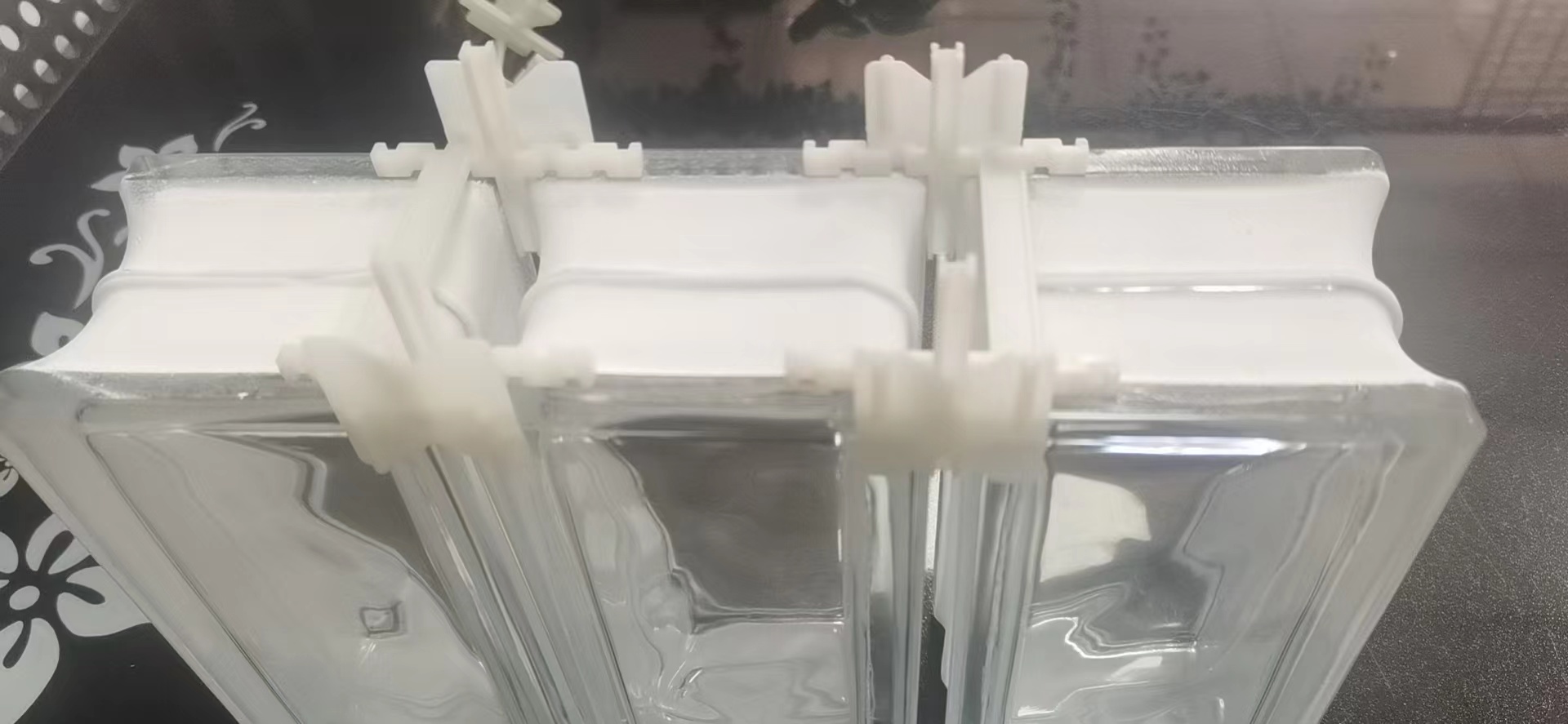 الطوب الزجاجي المجوف