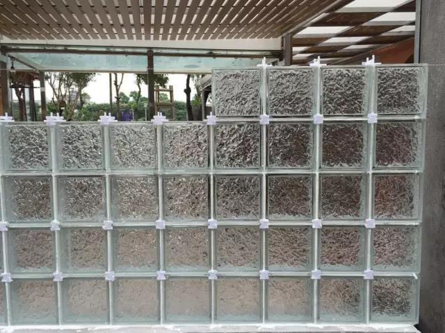 الطوب الزجاجي