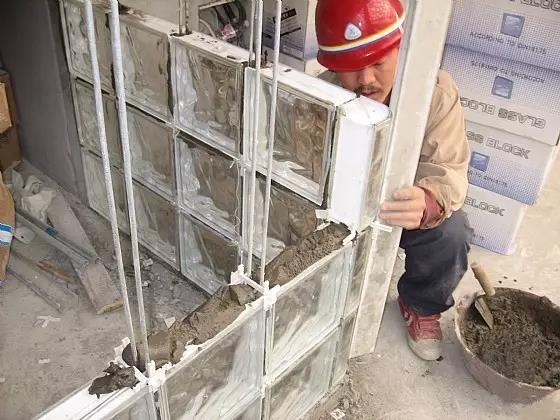 جدار الزجاج جدار