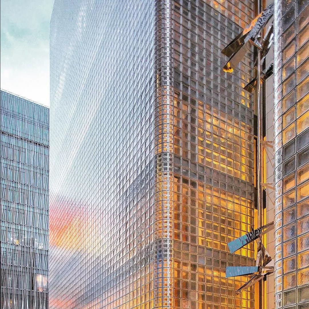 الطوب الزجاجي واضح